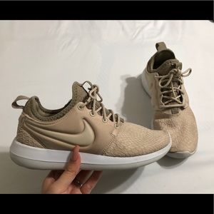 WOMENS NIKE ROSHE TWO